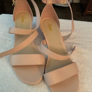 Fioni Women's Princess Blush Pink Mid-Wedge Sandal. Size 11.